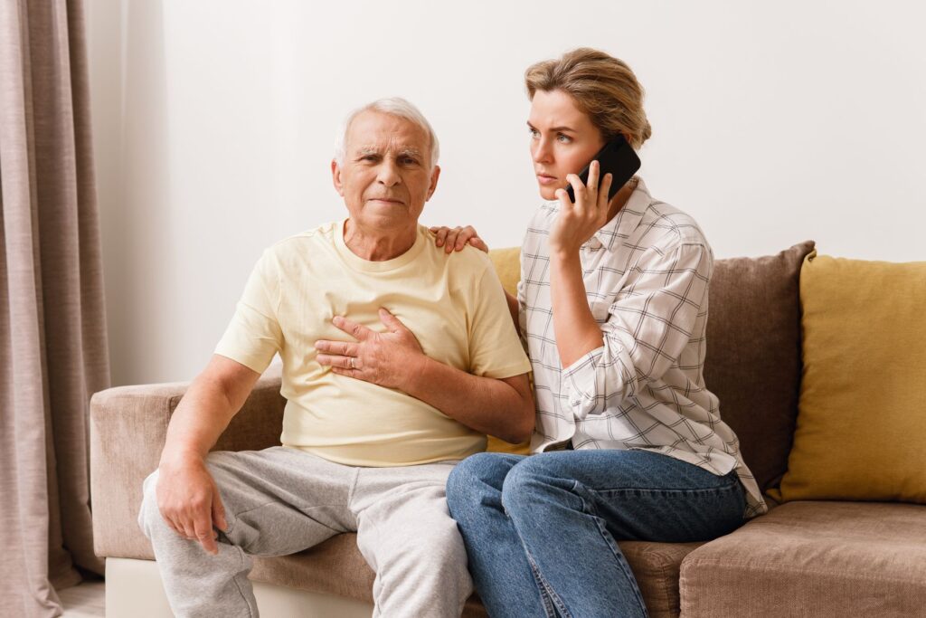 femme appelant les secours pour un senior faisant un AVC